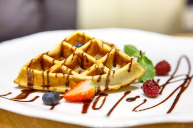 Viyana waffle üzerine çikolata sosu meyveleri ile drizzled bir