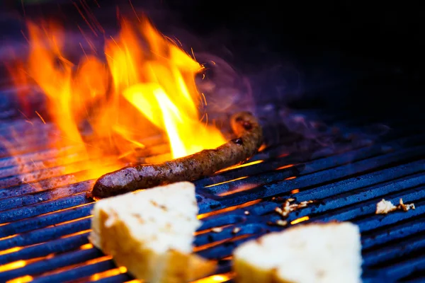 Worst en brood gebakken op de grill die avond. — Stockfoto