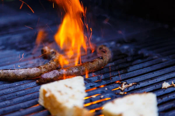 Worst en brood gebakken op de grill die avond. — Stockfoto