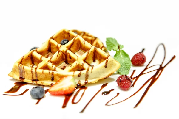 Viyana waffle üzerine çikolata sosu meyveleri ile drizzled bir