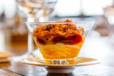 Meyve taneli yoğurt ve müsli cam bardakta. Büyük ölçüde.