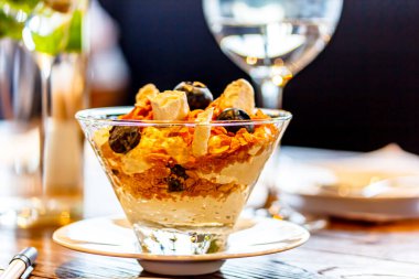 Meyve taneli yoğurt ve müsli cam bardakta. Büyük ölçüde.