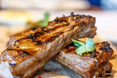 Kurulda ızgara domuz kaburgası var. Büyük ölçüde.