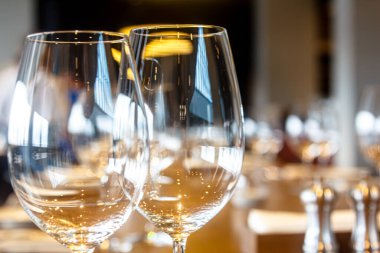 Restoran masasındaki boş bardaklar misafirleri bekliyor.