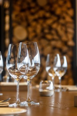 Restoran masasındaki boş bardaklar misafirleri bekliyor.
