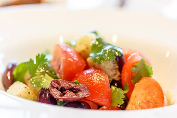 Auf Dem Teller Liegt Salat Mit Tomaten Oliven Und Petersilie — Stockfoto