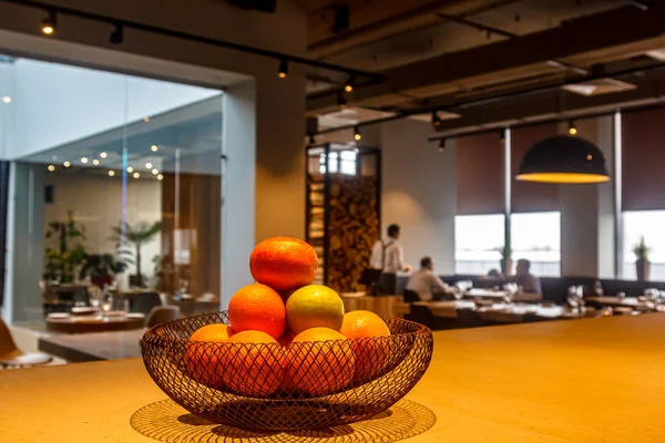 Maçãs Frutas Laranjas Estão Vaso Malha Balcão Restaurante — Fotografia de Stock