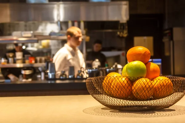 Meyve Elmaları Portakallar Restoranın Tezgahındaki Bir Vazoda — Stok fotoğraf