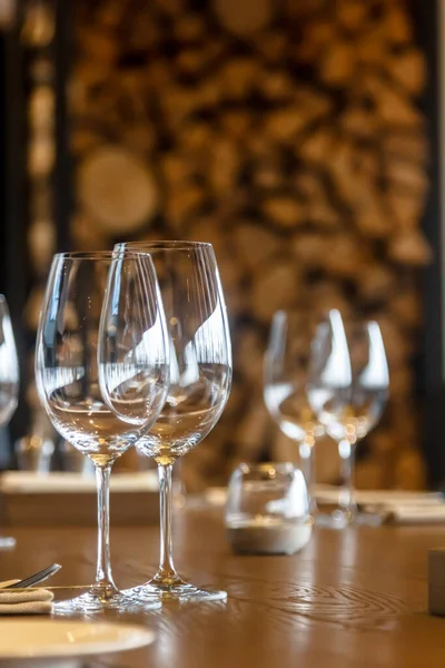 Saubere Leere Gläser Auf Dem Restauranttisch Warten Auf Gäste — Stockfoto