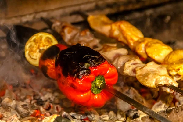 Pimientos Dulces Tomates Berenjenas Carne Hornean Sobre Carbones —  Fotos de Stock
