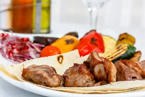 Pieces Shish Kebab Baked Vegetables Lie White Plate Restaurant — Stock Photo, Image