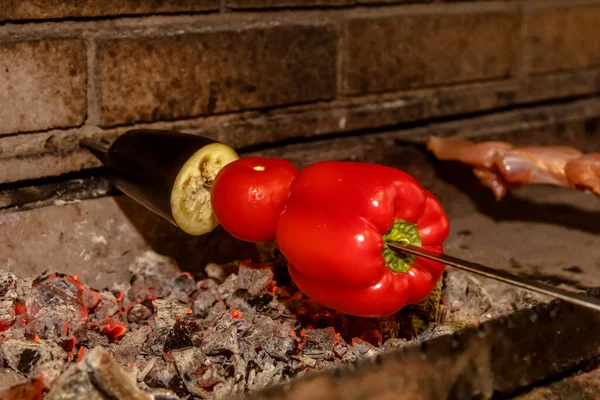 Pimentos Doces Tomates Berinjela Carne São Assados Sobre Carvão — Fotografia de Stock