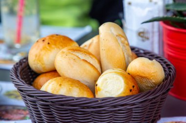 Restoranda ekmek sepeti var. Baharatlı çörekler sepsiyonda.