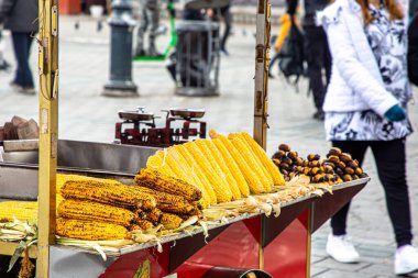 Kızarmış mısır ve haşlanmış mısır bir sokak satıcısının tezgahında..