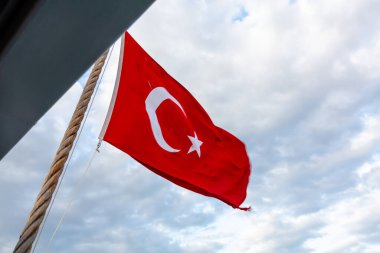 İstanbul 'da İstanbul Boğazı' ndan görülebilen Türkiye bayrağı