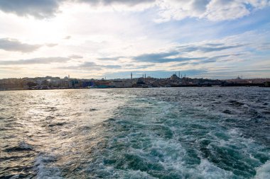 Türkiye 'deki Boğaz' dan bir kargo gemisi geçiyor