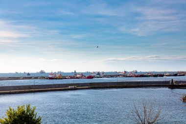 Gemiler Karadeniz 'e demirlemiş, Boğaz' dan geçmek için bekliyorlar.