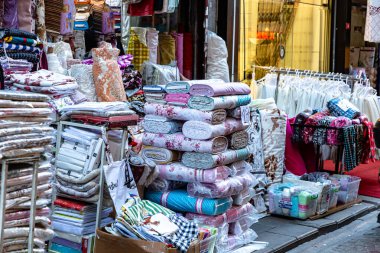 Arap mağazası çeşitli kumaşlar satıyor, kumaş rulo kumaş.