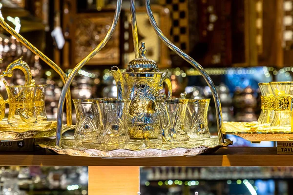 带有铜器皿的阿拉伯纪念品店 咖啡壶和其他器皿 — 图库照片