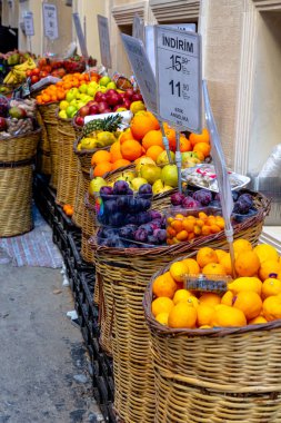 Sokak ticareti. Sokaklarda portakal, mandalina ve diğer sebze ve meyveler satılıyor..