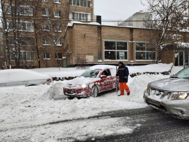 MOSCOW, 13 Şubat 2021. Son 50 yıldır Moskova 'da şiddetli kar yağışı var. Arabalar karla kaplıdır. Sokaklarda büyük kar yığınları var. Kar durmazsa, hava gözlemleri tarihinin en karlı günü olacak..