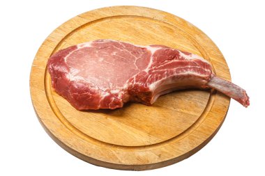 Beyaz arka planda Tomahawk çiğ bifteği. İzole edilmiş.