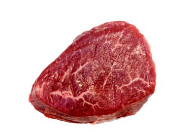 Beyaz arka planda çiğ mermerden yapılmış bir Paris bifteği yatıyor. İzole edilmiş