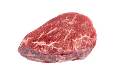 Beyaz arka planda çiğ mermerden yapılmış bir Paris bifteği yatıyor. İzole edilmiş