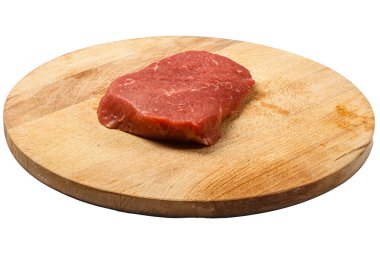 Beyaz arka planda sığır filetosu, biftek, çiğ biftek. İzole edilmiş.