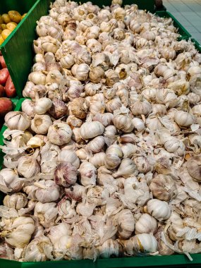 Sarımsak süpermarketteki kutularda.