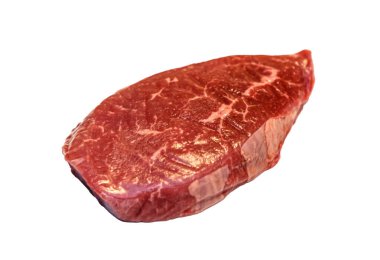 Beyaz arka planda çiğ mermerden yapılmış bir Paris bifteği yatıyor. İzole edilmiş