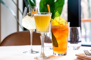 Restorandaki masada birkaç farklı kokteyl var.