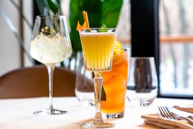 Restorandaki masada birkaç farklı kokteyl var.