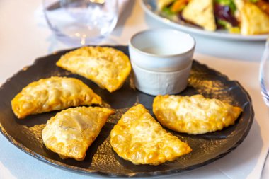 Tabağında et olan geleneksel Asya tabakları.