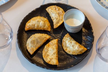 Tabağında et olan geleneksel Asya tabakları.