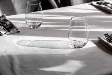 Lokantada masanın üzerinde güzel bir bardak gölgesi. Karantinaya alın. Servis tablosu