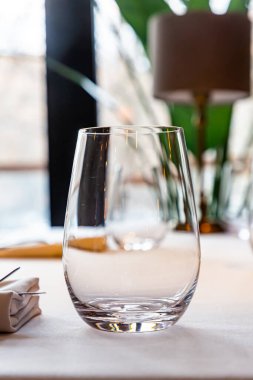 Boş bardaklar ve çatal bıçak sehpası restorandaki masada misafirleri bekliyor. Servis tablosu