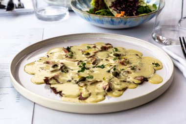 Geleneksel İtalyan yemeği vitello tonato tabakta..