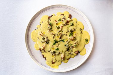 Geleneksel İtalyan yemeği vitello tonato tabakta..