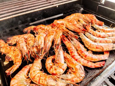Büyük karides ya da Langoustines ızgara olur. Piknik ya da restoran