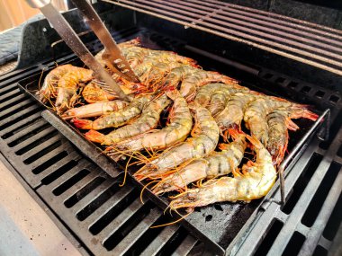 Büyük karides ya da Langoustines ızgara olur. Piknik ya da restoran