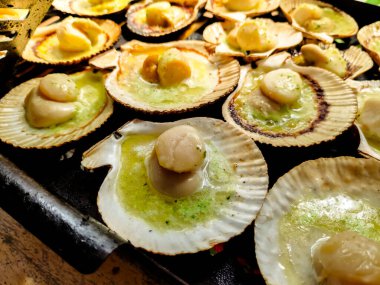 Deniz tarakları ızgarada kızarıyor.