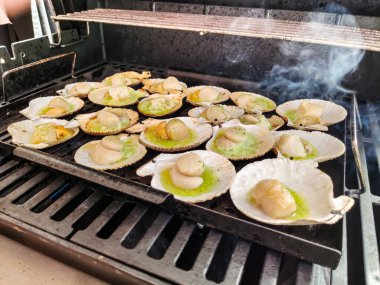 Deniz tarakları ızgarada kızarıyor.