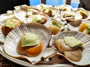 Deniz tarakları ızgarada kızarıyor.