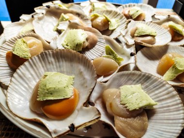 Deniz tarakları ızgarada kızarıyor.