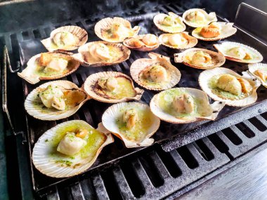 Deniz tarakları ızgarada kızarıyor.