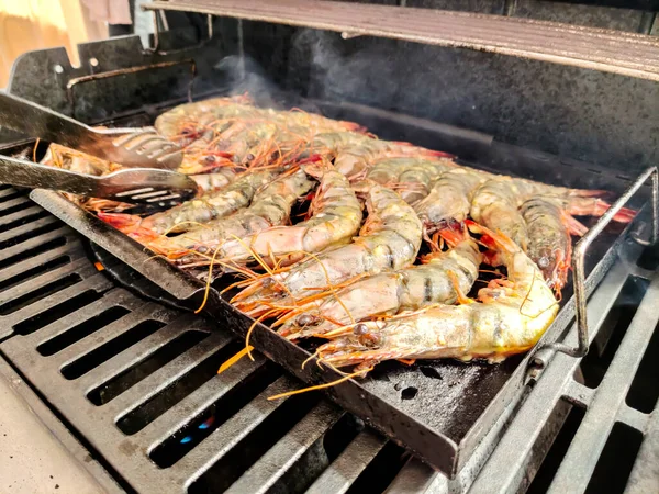Büyük karides ya da Langoustines ızgara olur. Piknik ya da restoran