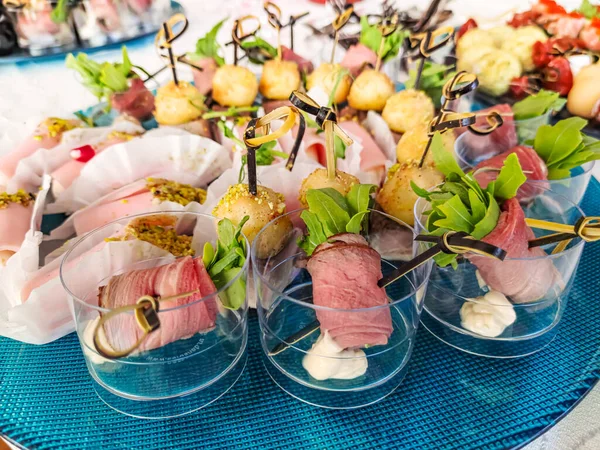 Mesa Bufete Muitos Lanches Diferentes Espetos Estão Prato — Fotografia de Stock