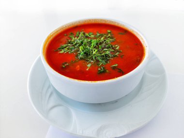 Köfteli ve otlu domates çorbasını tabağa dök.