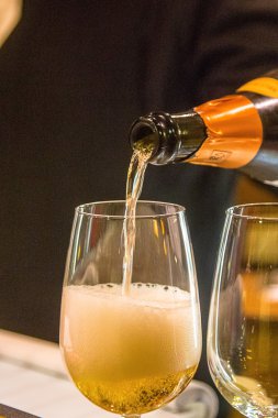 Şampanya cam içine dökülür. Noel ve yeni yıl geleneksel bir şeyler içmeye.